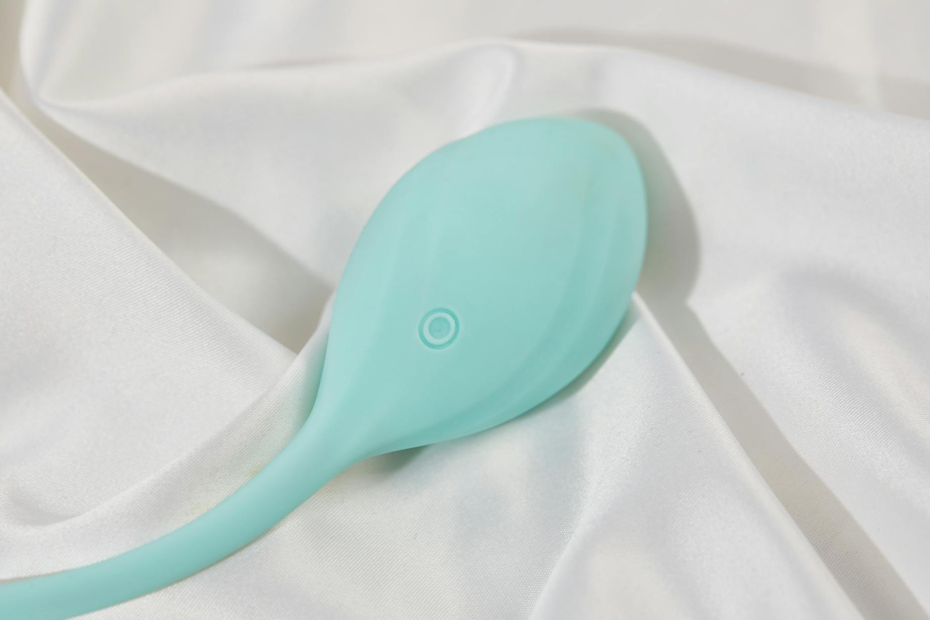 Vibrador amarelo de silicone cercado por bananas descascadas em fundo amarelo vibrante